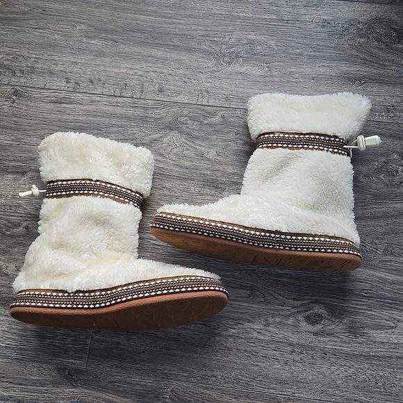 Cozy Cream Faux Fur Boots - Picture 4 of 9